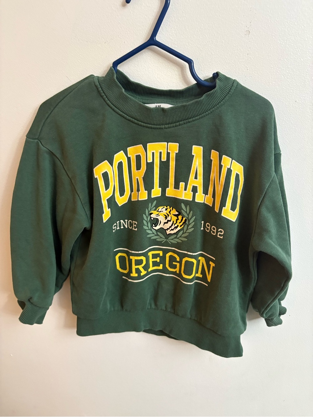 4/30$ H&M Green Kids Sweatshirt with Yellow Portland Oregon Graphic 18-24 months